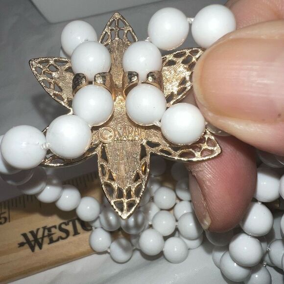 Sara Coventry Signed Vintage White Bead Gold Tone Floral MCM Y Necklace - Picture 8 of 8